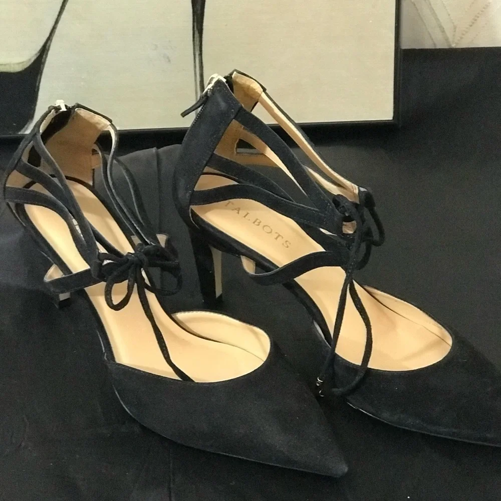 Black Heeled Shoe - Picture 2 of 2